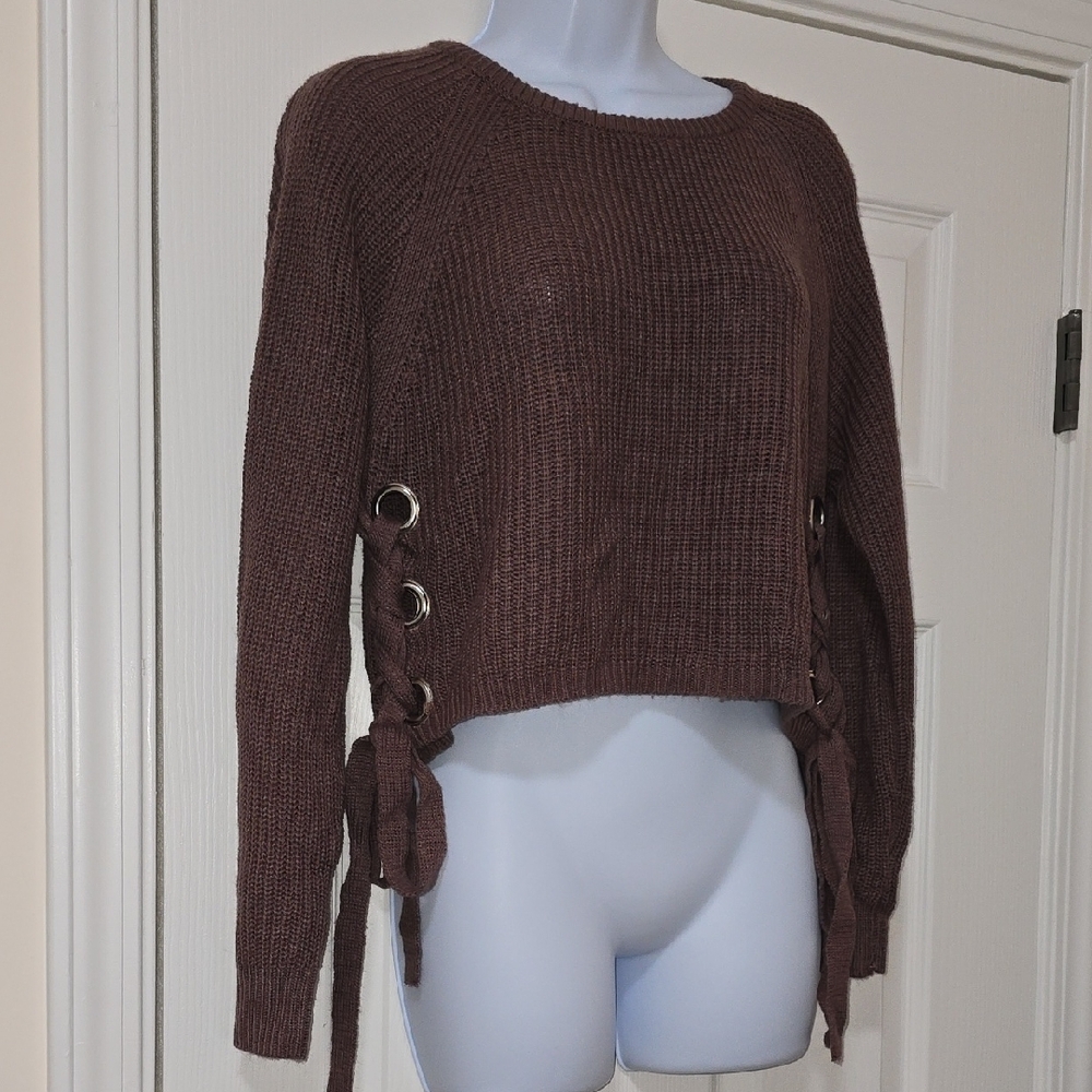 White Fawn Elegant Mauve Cropped Knit Sweater with Side Ties (GUC)